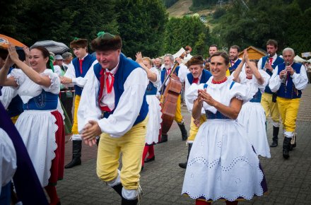 Barwny korowód z okazji TKB przeszedł przez Wisłę
